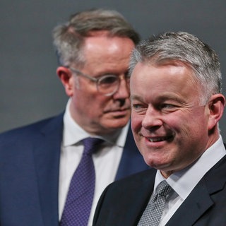 Alexander Schweitzer (l.) und Gordon Schnieder am Abend der Landtagswahl in Rheinland-Pfalz