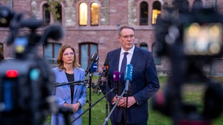 Sabine Bätzing-Lichtenthäler, Landes-Chefin der SPD in Rheinland-Pfalz, und Ministerpräsident Alexander Schweitzer (SPD) geben bekannt, wer die Koalitions-Verhandlungen führen wird.