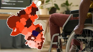 Person im Rollstuhl arbeitet am Computer im Büro