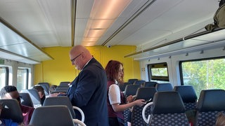 Aus Sicherheitsgründen kontrollieren Zugbegleiter in vielen Zügen in Rheinland-Pfalz jetzt im Doppelpack die Fahrkarten. 