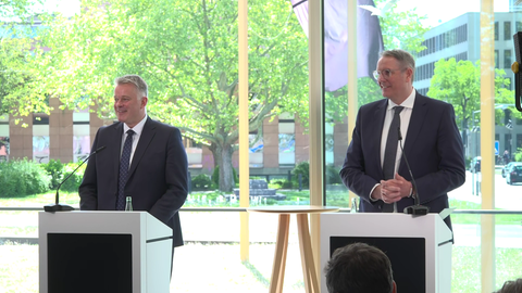 Die Verhandlungsführer Gordon Schnieder (CDU) und Alexander Schweitzer (SPD) stellen auf einer Pressekonferenz in Mainz die Ergebnisse der Koalitionsverhandlungen vor.