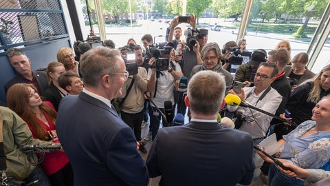 Gordon Schnieder (CDU, r) und Alexander Schweitzer (SPD) geben eine gemeinsame Pressekonferenz. Was sind die Schwerpunkte im Koalitionsvertrag?