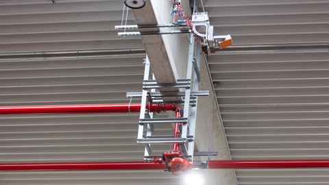 Die Brandschutzanlage im Batterie-Recyclingwerk in Ginsheim-Gustavsburg. Sie überwacht mit Infrarot-Sensoren die Temperaturen in der Halle. 
