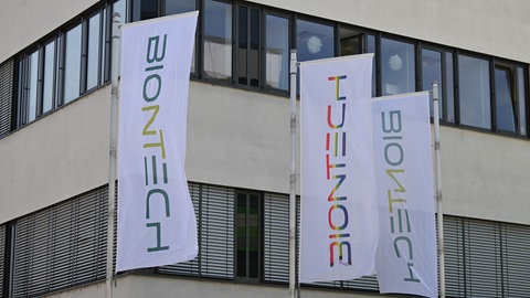 Das Unternehmen BioNTech aus Mainz hat angekündigt, seine Standorte in Idar-Oberstein und Marburg zu schließen