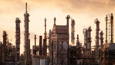 Schornsteine stehen auf dem Werksgelände des Chemiekonzerns BASF.
