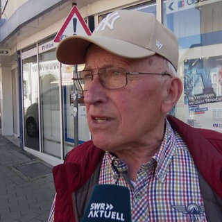 Ein Mann in Sinzig wird interviewt