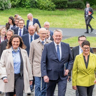 Gordon Schnieder (CDU) und seine neuen Minister auf dem Weg in den Landtag