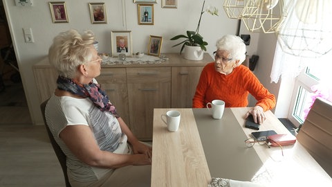 Margot Pfrogner aus Mainz (r.) und ihre Tochter 