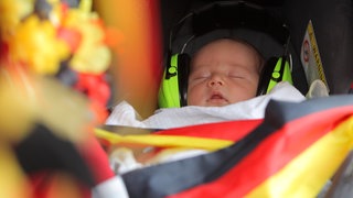 Fußball-WM 2026: Noch kommt keine richtige WM-Stimmung auf. Baby schläft beim Public Viewing.