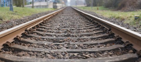 Blick auf Bahngleise an einem Bahnhof (Archivbild).