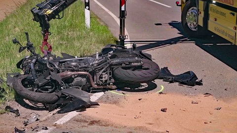 Eine 41-Jährige ist bei einem Motorradunfall bei Böbingen (Kreis Südliche Weinstraße) ums Leben gekommen. Das verunfallte Motorrad liegt am Straßenrand.