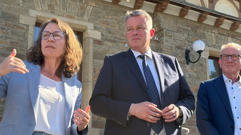 Ministerpräsident Gordon Schnieder (CDU) lässt sich von Landrätin Cornelia Weigand (parteilos) über den Stand im Ahrtal informieren.