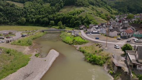 Drei Jahre nach der Flutkatastrophe im AHrtal sind die Folgen noch immer sprübar. In Rech musste die Nepomukbrücke abgerissen werden.