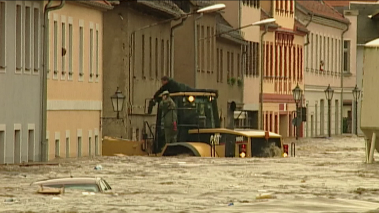 Auch elf Jahre später wurde Grimma erneut von einer heftigen Flut getroffen. In den Straßen versanken Fahrzeuge in den Wassermassen.