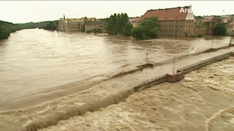 So sah es bei der Flut im sächsischen Grimma 2002 aus -  Land unter am Fluss Mulde. 