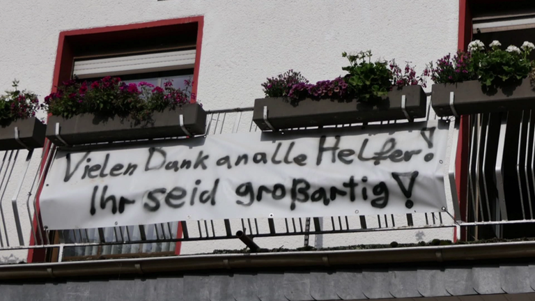 Groß war die Dankbarkeit der Menschen im Ahrtal für die Hilfe aus Sachsen. Das zeigen Plakate an den Häusern.     