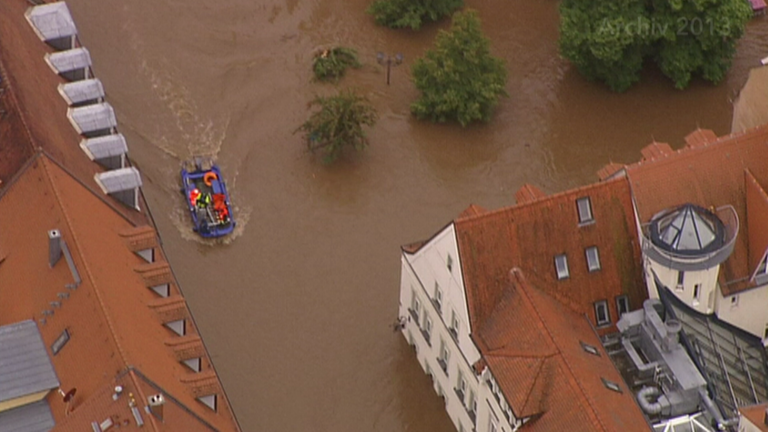 Das überflutete Grimma im Jahr 2013. Wo eigentlich Autos fahren, waren Boote unterwegs.  