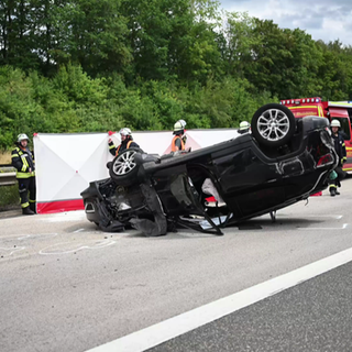 Auf der A61 sind bei einem Unfall vier Menschen schwer verletzt worden.