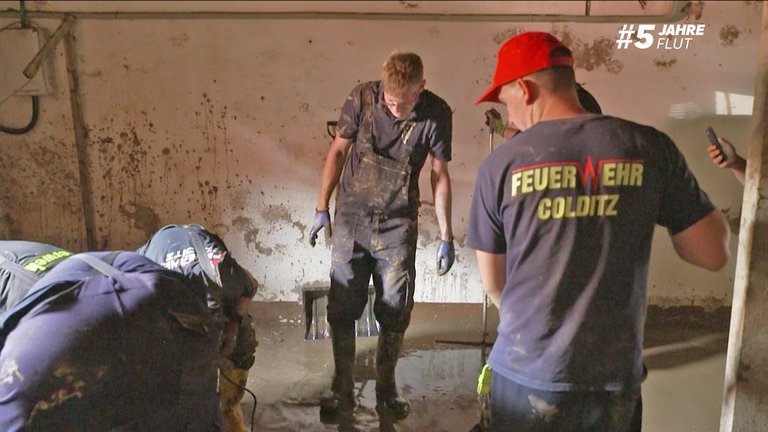 Wohnungen und Keller im Ahrtal stehen 2021 unter Wasser und sind verschlammt. Feuerwehrmann Sören Müller steht mitten unter den Helfern. 