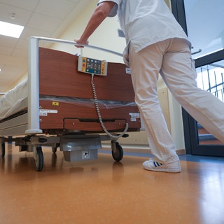 RLP-Gesundheitsminister Clemens Hoch (SPD) sieht durch die Reform der Krankenversicherung die Krankenhausreform bedroht.