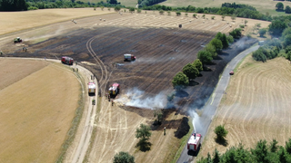 Großer Flächenbrand bei Drohnecken, Feuerwehr im Einsatz