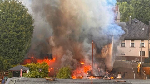 Große Flammen sind an einem Haus in Kirn zu sehen. Bei dem Brand wurden ein Schuppen und zwei Häuser zerstört.