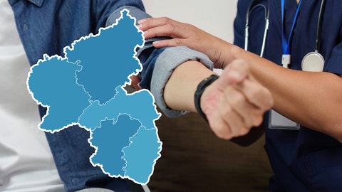 Ein Arzt misst den Puls eines Patienten. Im Vordergrund ist eine Karte von Rheinland-Pfalz zu sehen, in der die Regionen in unterschiedlichen grün und Blautönen eingefärbt sind.