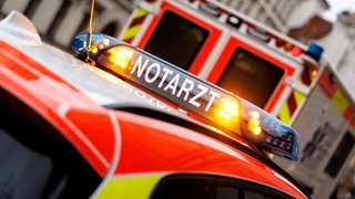 Notarzt, Rettungswagen (Symbol): Studie: Menschen sterben, wegen falscher oder zu später Versorgung