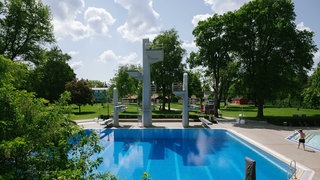 Ein Sprungturm in einem Freibad. 