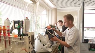 Defekte Multifunktionsküchenmaschine auf der Werkbank