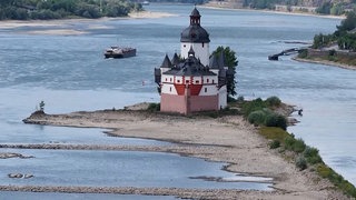 Die Burg Pfalzgrafenstein im Rhein bei Kaub liegt durch extremes Niedrigwasser derzeit deutlich erhöht auf dem Trockenen.