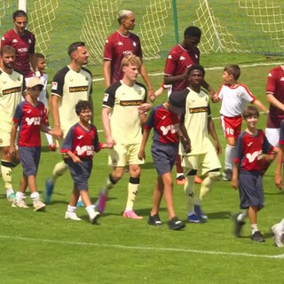 Spieler des FC Kaiserslautern und des Fc Metz laufen auf den Platz