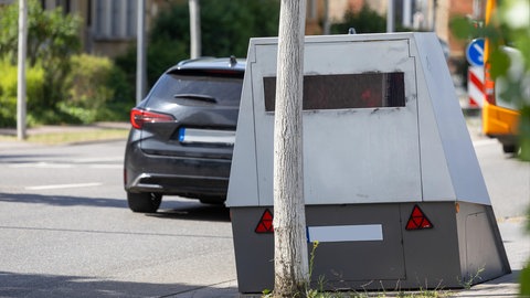 Geschwindigkeitsüberwachung mit mobilem Blitzanhänger
