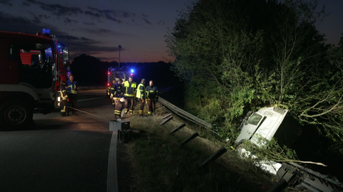 Schwerer Lkw-Unfall auf A48. Ein Lkw hat die Leitplanke durchbrochen.