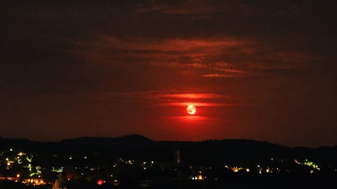 Ein roter Mond gegen 23:15 Uhr am 1. August 2026 in Clausen (Kreis Südwestpfalz)