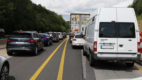 Stau auf der A 61 in einer Baustelle. Vor allem am Ferienende rechnet der ADAC mit vielen Staus.
