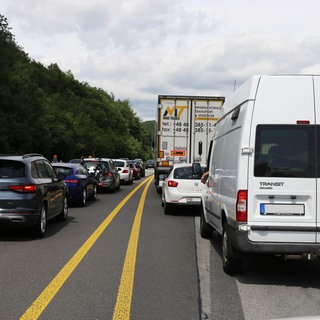 Stau auf der A 61 in einer Baustelle. Vor allem am Ferienende rechnet der ADAC mit vielen Staus.