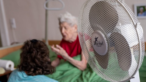 Pflegebedürftige Seniorin: Gerade ältere Menschen sind durch Hitze gefährdet, es gibt mehr Hitzetote.