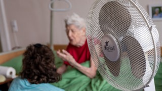 Pflegebedürftige Seniorin: Gerade ältere Menschen sind durch Hitze gefährdet, es gibt mehr Hitzetote.