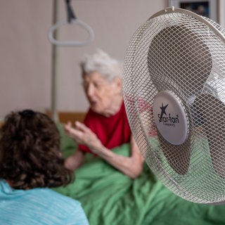 Pflegebedürftige Seniorin: Gerade ältere Menschen sind durch Hitze gefährdet, es gibt mehr Hitzetote.