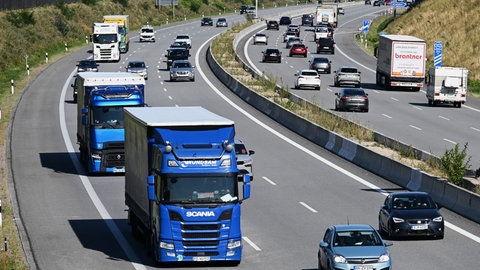 Eine Autobahn in Deutschland. Rheinland-Pfalz lockert das Sonn- und Feiertagsfahrverbot für Lkw. 