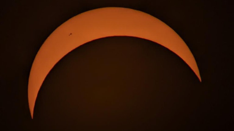 Sonnenfinsternis 2026. Von der Sonne ist nur noch eine schnale Sichel zu sehen.
