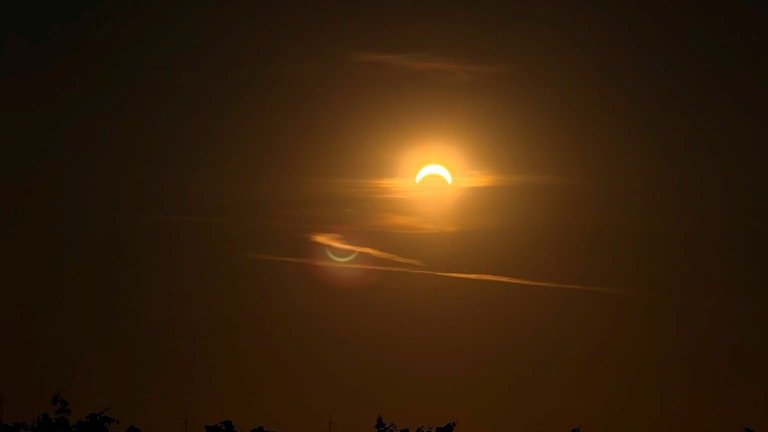 Sonnenfinsternis 2026: Blick durch Wolken hindurch.