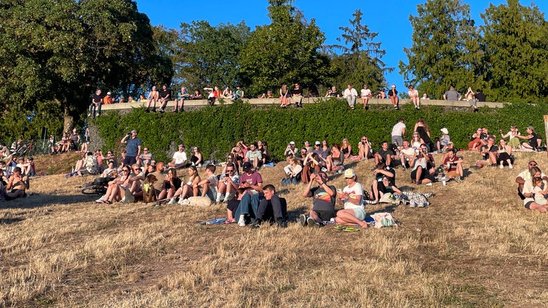 Viele haben es sich gemütlich gemacht, um die Sonnenfinsternis zu schauen (Petrisberg).