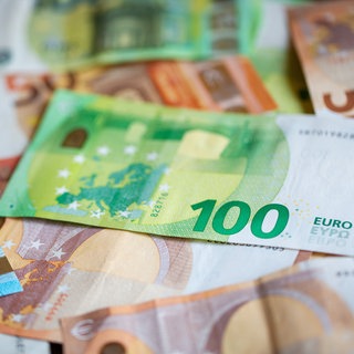 Viele Euro-Geldscheine liegen durcheinander (Symbolbild)