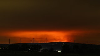 Dichter Rauch zieht über die Berge des Hohen Venn aus Belgien bis nach Rheinland-Pfalz und Nordrhein-Westfalen. Der Waldbrand in Belgien erstreckt sich auf mittlerweile über 2.000 Hektar.