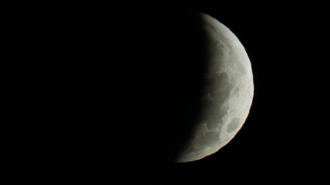 Nur noch eine Sichel war in den frühen Morgenstunden während der partiellen Mondfinsternis am 28. August 2026 zu sehen - zumindest in Bayern.