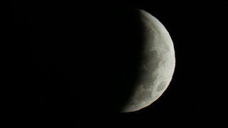 Nur noch eine Sichel war in den frühen Morgenstunden während der partiellen Mondfinsternis am 28. August 2026 zu sehen - zumindest in Bayern.