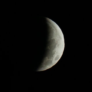 Nur noch eine Sichel war in den frühen Morgenstunden während der partiellen Mondfinsternis am 28. August 2026 zu sehen - zumindest in Bayern.