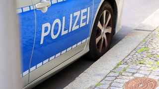 Polizeiauto mit Aufschrift "Polizei" (Symbol) - in Rülzheim sind zwei Kleinkinder ausgebüchst.